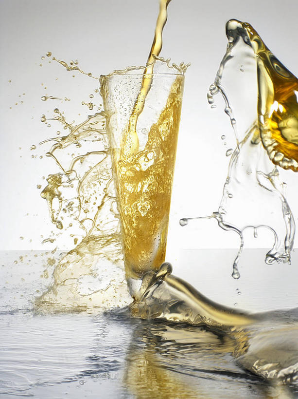 啤酒,无人,竖图,室内,特写,白天,白色背景,正面,桌面,桌子,杯子,阴影,飞溅,溅,反射,木制,液体,影子,水滴,酒类,玻璃制品,酒,水珠,饮料,一个,酒杯,木制品,啤酒杯,摄影,影棚,单个,喷洒,玻璃杯,彩图,影棚拍摄,拍摄