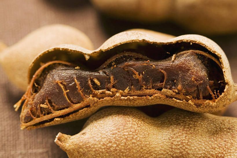 无人,横图,俯视,室内,特写,白天,餐桌,桌子,水果,一堆,许多,阴影,堆叠,堆积,朦胧,模糊,反射,影子,调味,香料,佐料,褐色,果实,草药,很多,餐台,堆,配料,草本,罗望子,作料,酸豆,酸角,彩图,高角度拍摄