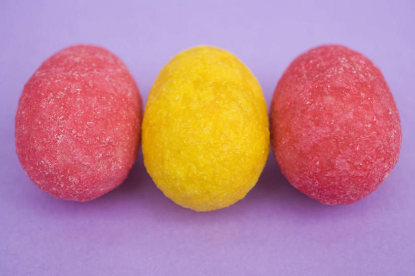 无人,横图,俯视,室内,特写,白天,餐桌,桌子,复活节,一排,阴影,紫色背景,节日,庆祝,整齐,反射,影子,蛋,文化,排列,三个,黄色,红色,庆典,摄影,影棚,餐台,纪念,队列,彩蛋,复活节彩蛋,彩图,高角度拍摄,影棚拍摄,拍摄