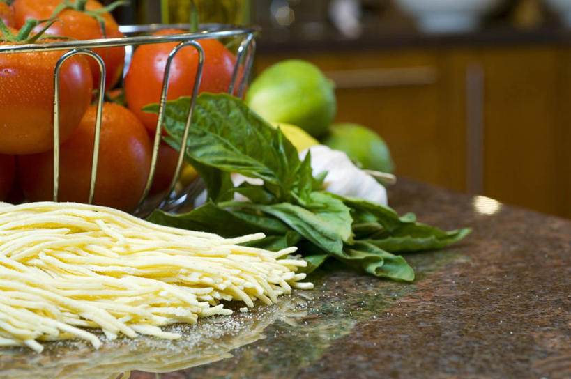 无人,横图,俯视,室内,特写,白天,餐桌,桌子,蔬菜,蒜,西红柿,叶子,金属制品,一堆,许多,阴影,堆叠,堆积,朦胧,模糊,新鲜,反射,金属,篮子,影子,食品,绿叶,很多,蒜头,食物,一个,绿色,容器,嫩叶,有机食品,绿色食品,单个,餐台,储藏,堆,储存,胡蒜,叶,叶片,番茄,大蒜,彩图,高角度拍摄,贮存