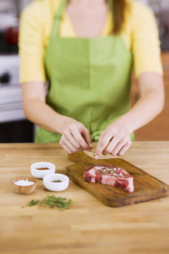 西方人,一个人,站,竖图,室内,白天,正面,烹饪,西餐,厨房,桌面,桌子,欧洲,欧洲人,仅一个年轻女性,仅一个女性,仅一个人,握,服装,朦胧,模糊,木制,围裙,调料,肉,牛排,牛肉,料理,食品,案板,调味品,拿,调味料,拿着,菜肴,美食,肉类,砧板,食物,衣服,黄色,绿色,木制品,站着,西式,握着,服饰,佳肴,衣着,穿着,肉食,衣饰,年轻女性,女人,女性,白种人,站立,半身,彩图,灶间