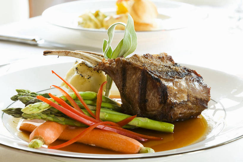 无人,横图,俯视,室内,特写,白天,烹饪,西餐,餐桌,桌子,萝卜,胡萝卜,芦笋,蔬菜,餐具,阴影,新鲜,反射,碟子,工具,盘,影子,调料,酱料,酱汁,肉,佐料,羊排,料理,食品,刀具,调味品,调味料,羊肉,酱,菜肴,美食,肉类,食物,三个,盘子,碟,刀,西式,佳肴,有机食品,绿色食品,餐台,餐刀,肉食,猪尾巴,药鸡豆子,石刁柏,蚂蚁杆,龙须菜,狼尾巴根,红萝卜,甘荀,彩图,高角度拍摄