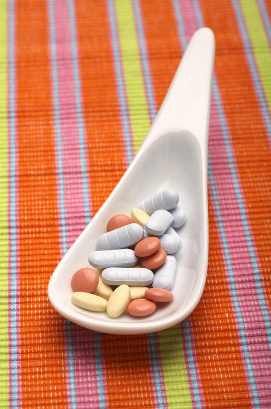 无人,竖图,俯视,室内,特写,白天,安全,餐桌,桌子,一堆,许多,阴影,堆叠,堆积,反射,布料,药剂,药丸,影子,勺子,陶瓷,防护,陶瓷制品,很多,布纹,药片,桌布,一个,白色,餐巾,药品,调羹,台布,汤匙,治疗,单个,餐台,堆,保护,药物,医疗,保险,预防,平安,彩图,高角度拍摄