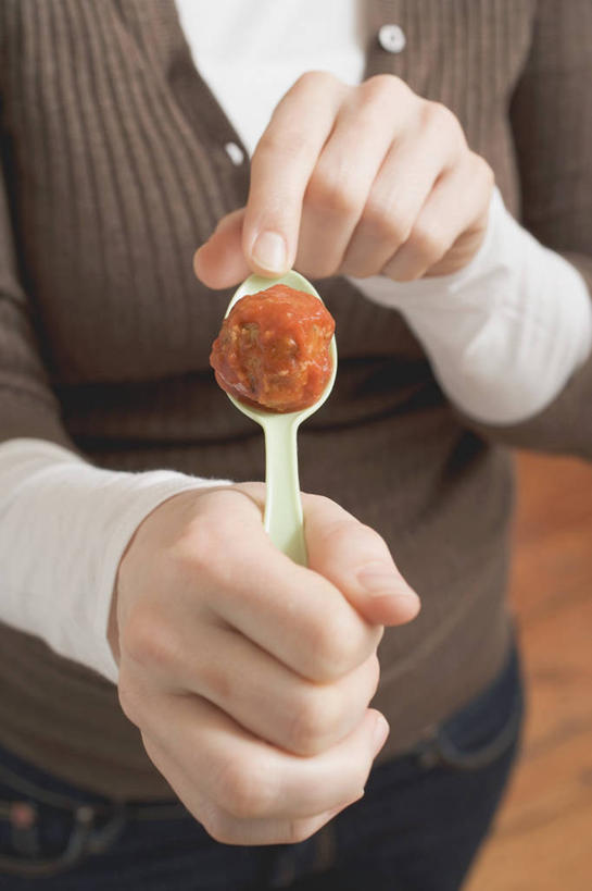 西方人,手,一个人,站,竖图,俯视,室内,特写,白天,地板,欧洲,欧洲人,双手,仅一个年轻女性,仅一个女性,仅一个人,握,服装,朦胧,模糊,勺子,肉,地面,拿,拿着,休闲装,猪肉,肉类,肉丸,木地板,一个,衣服,调羹,汤匙,站着,休闲,手部,休闲服,握着,服饰,单个,肉食,豚肉,年轻女性,女人,女性,白种人,站立,半身,彩图,高角度拍摄