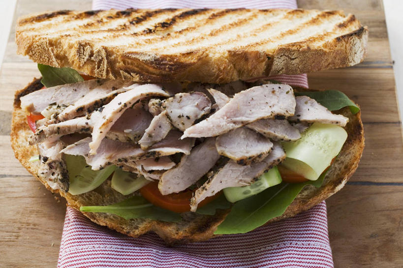 点心,面包,无人,横图,俯视,室内,特写,白天,烹饪,西餐,餐桌,桌子,蔬菜,一块,阴影,新鲜,反射,木制,影子,肉,三明治,料理,食品,面点,案板,猪肉,菜肴,美食,肉类,砧板,食物,糕点,餐巾,木制品,快餐,西式,佳肴,有机食品,绿色食品,餐台,肉食,西式快餐,三文治,豚肉,保洁方巾,口布,彩图,高角度拍摄