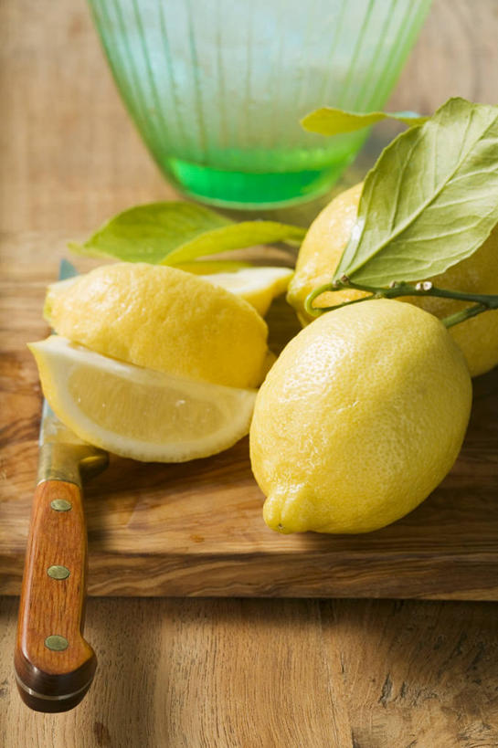 无人,竖图,俯视,室内,特写,白天,餐桌,桌子,柠檬,杯子,水果,叶子,金属制品,一把,一块,切开,阴影,新鲜,反射,金属,木制,工具,影子,生食,食品,果实,绿叶,案板,刀具,玻璃制品,砧板,食物,一个,黄色,绿色,木制品,水杯,刀,切,嫩叶,有机食品,绿色食品,单个,餐台,水果刀,剖面,切面,叶,叶片,玻璃杯,益母果,柠果,彩图,高角度拍摄