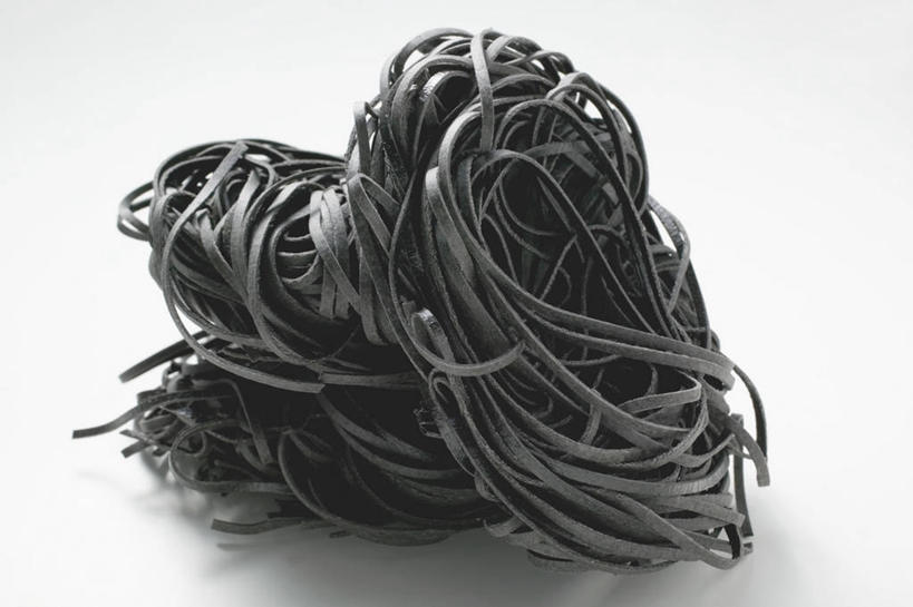 面食,面条,意大利面,无人,横图,俯视,室内,特写,白天,白色背景,西餐,餐桌,桌子,一堆,阴影,堆叠,堆积,反射,影子,面,料理,食品,食物,黑色,西式,摄影,影棚,餐台,堆,彩图,高角度拍摄,影棚拍摄,拍摄