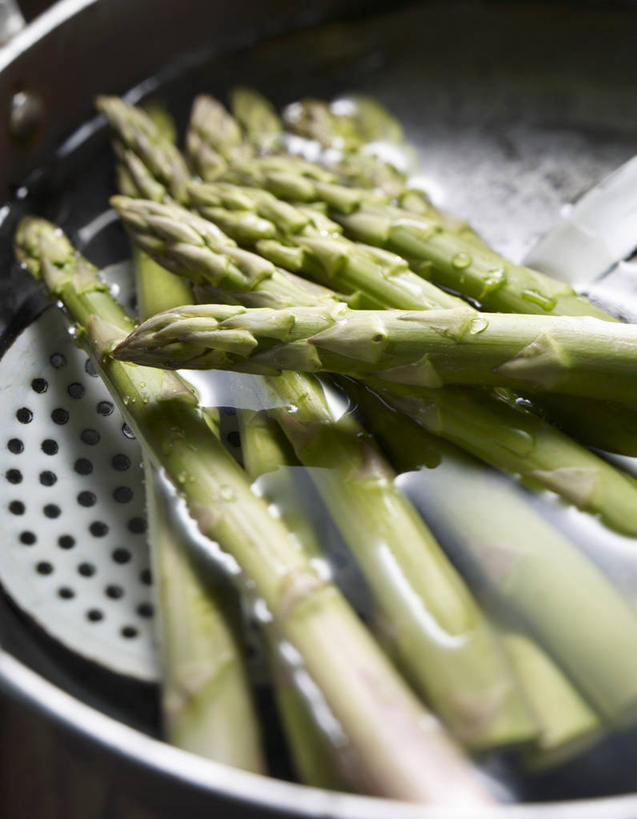 无人,竖图,俯视,室内,特写,白天,烹饪,餐桌,桌子,芦笋,蔬菜,厨具,金属制品,阴影,新鲜,反射,金属,锅子,滤器,影子,勺子,食品,锅,食物,两个,绿色,有机食品,绿色食品,餐台,锅具,漏勺,烹饪用具,烹调用具,猪尾巴,药鸡豆子,石刁柏,蚂蚁杆,龙须菜,狼尾巴根,烹调,彩图,高角度拍摄