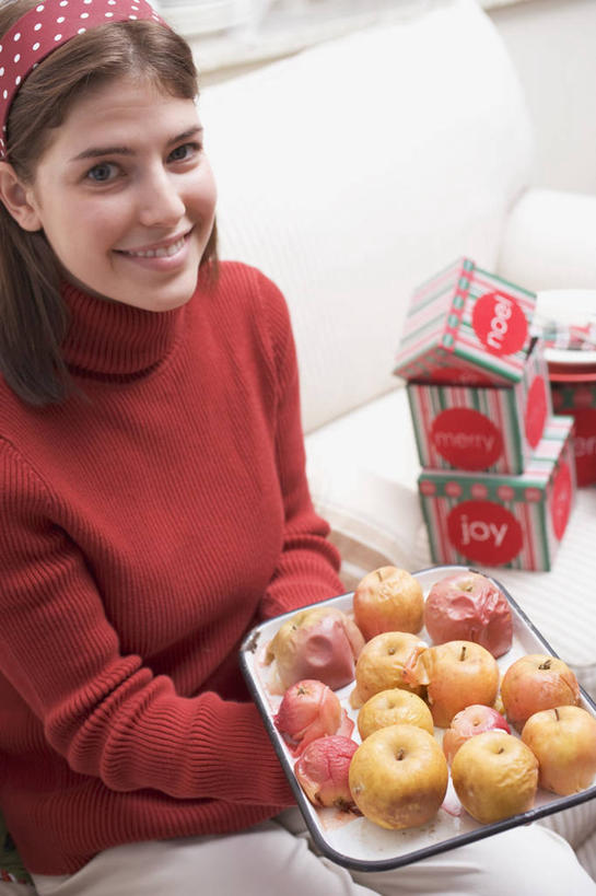 西方人,一个人,坐,捧,竖图,俯视,室内,白天,床,卧室,苹果,餐具,水果,欧洲,欧洲人,仅一个年轻女性,仅一个女性,仅一个人,许多,服装,朦胧,模糊,新鲜,装饰,碟子,盘,头饰,双人床,生食,食品,果实,床单,很多,注视,休闲装,被子,食物,衣服,红色,盘子,发箍,发饰,饰品,碟,观察,看,休闲,休闲服,服饰,有机食品,绿色食品,头箍,观看,华丽,修饰,点缀,察看,被单,关注,发卡,配饰,衬托,美观,雅致,雅观,年轻女性,女人,女性,白种人,端,端着,捧着,手捧,抬头,仰头,坐着,半身,彩图,高角度拍摄,睡房,卧房