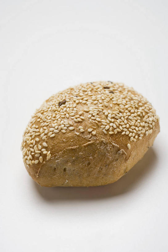 点心,面包,无人,竖图,俯视,室内,特写,白天,白色背景,餐桌,桌子,阴影,反射,影子,芝麻,食品,面点,食物,糕点,一个,摄影,影棚,单个,餐台,小圆面包,脂麻,胡麻,白麻,巨胜子,油麻,彩图,高角度拍摄,影棚拍摄,拍摄