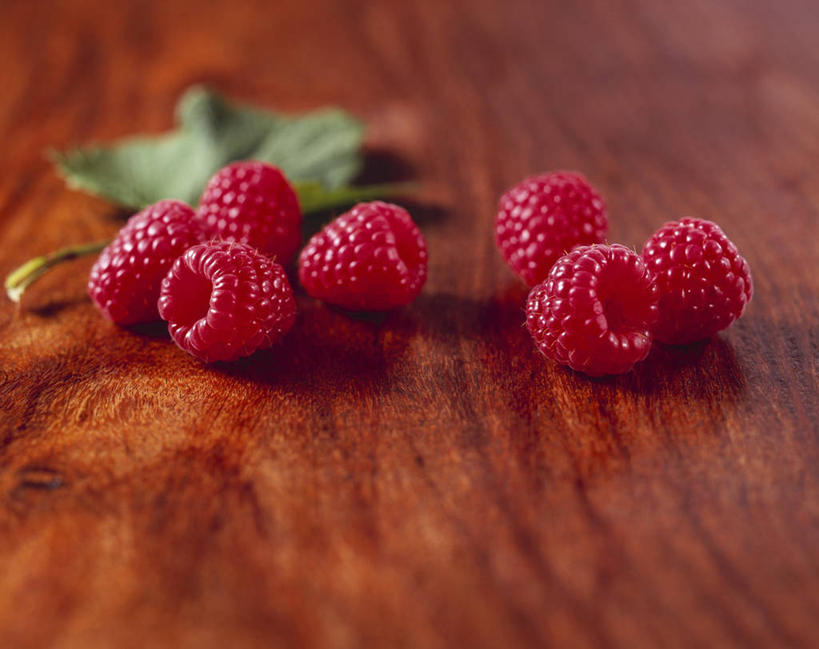 无人,横图,俯视,室内,特写,白天,桌面,桌子,水果,叶子,许多,阴影,朦胧,模糊,新鲜,反射,木制,影子,生食,食品,果实,绿叶,食物,木制品,嫩叶,有机食品,绿色食品,山莓,树莓,三月泡,四月泡,山抛子,刺葫芦,悬钩子,馒头菠,高脚菠,龙船泡,泡儿刺,叶,叶片,彩图,高角度拍摄