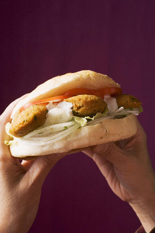 点心,面包,西方人,手,一个人,竖图,室内,特写,白天,正面,烹饪,西餐,餐桌,桌子,蔬菜,欧洲,欧洲人,双手,仅一个年轻女性,仅一个女性,仅一个人,握,阴影,紫色背景,新鲜,反射,影子,豆类,汉堡,料理,食品,面点,拿,拿着,菜肴,美食,食物,糕点,一个,快餐,手部,西式,握着,摄影,佳肴,有机食品,绿色食品,影棚,单个,餐台,西式快餐,垃圾食品,鹰嘴豆,回鹘豆,桃豆,鸡豆,诺胡提,年轻女性,女人,女性,白种人,半身,彩图,影棚拍摄,拍摄