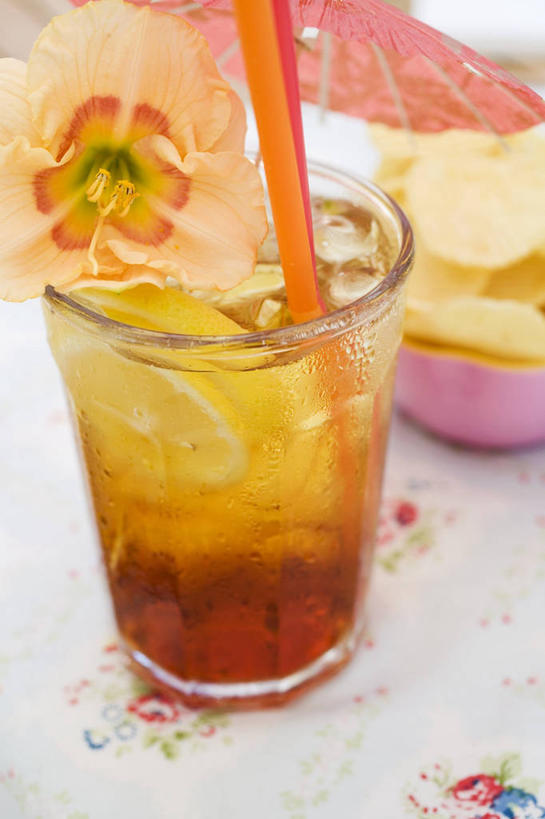 点心,无人,竖图,俯视,室内,特写,白天,白色背景,柠檬,杯子,水果,阴影,新鲜,装饰,盛开,反射,伞,影子,纸伞,塑料,陶瓷,生食,食品,朱顶红,果实,陶瓷制品,饮品,花蕾,薯片,可乐,玻璃制品,花,花瓣,花朵,鲜花,食物,饮料,容器,水杯,塑料制品,吸管,碗,零食,花苞,花蕊,摄影,有机食品,绿色食品,影棚,储藏,华丽,修饰,百枝莲,柱顶红,孤挺花,华胄兰,对红,点缀,空心,储存,可口,小伞,垃圾食品,衬托,美观,雅致,雅观,饮管,适口,鸡尾酒伞,酒杯伞,伞签,玻璃杯,益母果,柠果,彩图,高角度拍摄,影棚拍摄,拍摄,贮存,圆柱状