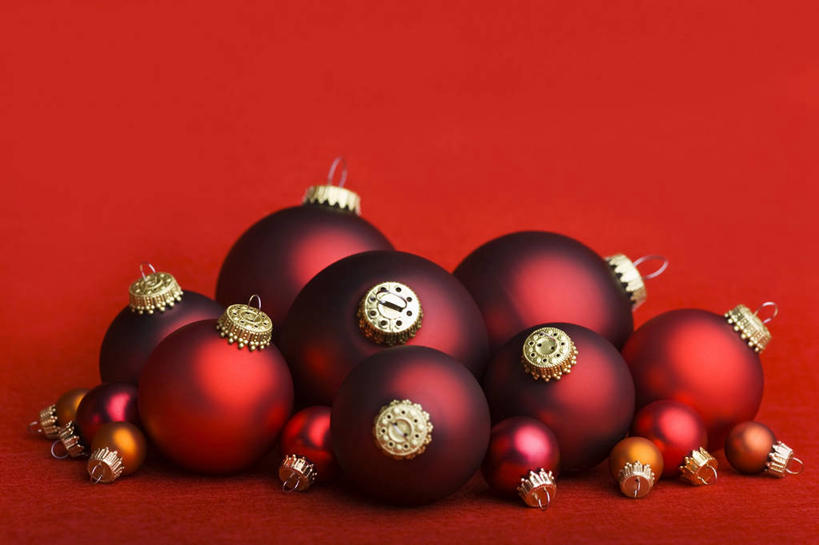 无人,横图,俯视,室内,特写,白天,静物,一堆,许多,阴影,堆叠,堆积,红色背景,装饰,反射,挂饰,影子,圣诞球,球,红色,球体,摄影,影棚,堆,华丽,修饰,点缀,衬托,美观,雅致,雅观,彩图,高角度拍摄,影棚拍摄,拍摄