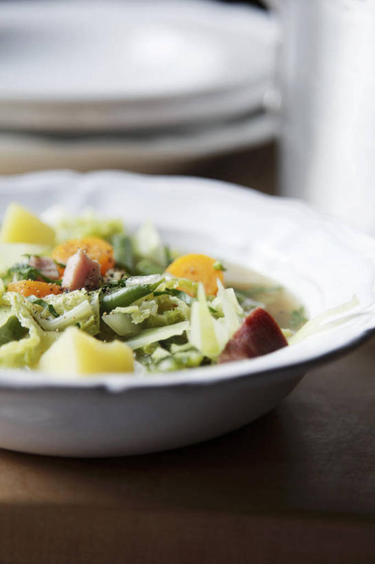 无人,竖图,俯视,室内,特写,白天,烹饪,西餐,桌面,桌子,蔬菜,土豆,餐具,阴影,朦胧,模糊,新鲜,反射,木制,碟子,盘,影子,陶瓷,生菜,莴苣,肉,料理,食品,陶瓷制品,猪肉,菜肴,美食,肉类,食物,盘子,木制品,容器,碟,碗,西式,佳肴,有机食品,绿色食品,储藏,储存,肉食,豚肉,馍馍蛋,春菜,鹅仔菜,莴仔菜,千金菜,叶用莴苣,洋芋,山药蛋,马铃薯,彩图,高角度拍摄,贮存