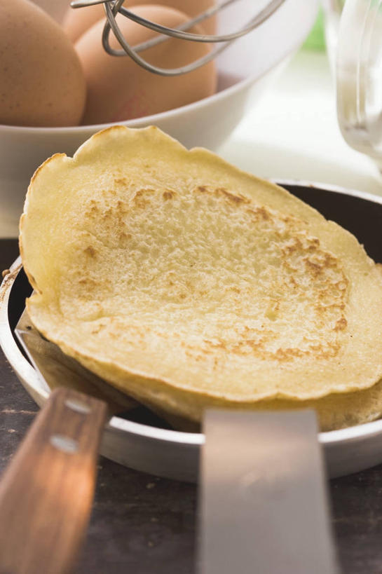 点心,无人,竖图,俯视,室内,特写,白天,烹饪,桌面,桌子,厨具,金属制品,阴影,朦胧,模糊,反射,金属,木制,锅子,平底锅,影子,陶瓷,蛋,鸡蛋,食品,陶瓷制品,文化,锅,小吃,食物,糕点,木制品,容器,碗,甜食,锅具,储藏,储存,薄饼,烹饪用具,卵,法国薄饼,烹调用具,烹调,彩图,高角度拍摄,贮存