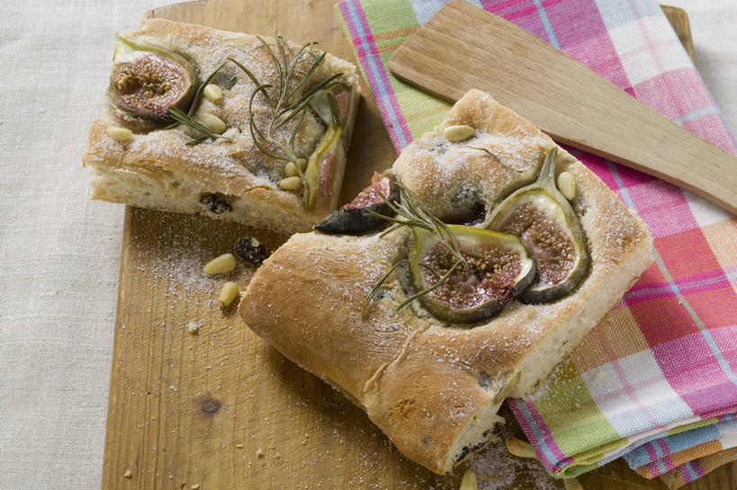 点心,面包,无人,横图,俯视,室内,特写,白天,烹饪,西餐,桌面,桌子,阴影,反射,木制,方格,格子,影子,勺子,肉,料理,食品,面点,案板,松子,松子仁,菜肴,美食,肉类,砧板,食物,糕点,餐巾,木制品,调羹,汤匙,西式,佳肴,迷迭香,松仁,肉食,海洋之露,松籽仁,保洁方巾,口布,彩图,高角度拍摄