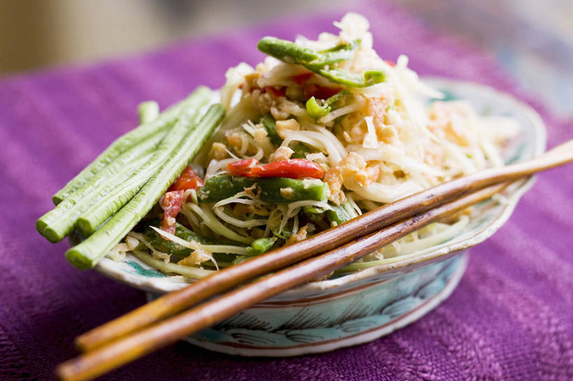 海鲜,无人,横图,俯视,室内,特写,白天,植物,筷子,桌面,桌子,木瓜,豆,辣椒,蔬菜,餐具,水果,一双,阴影,朦胧,模糊,新鲜,反射,木制,影子,陶瓷,豆类,豆子,生食,蔬菜沙拉,虾,沙拉,食品,果实,陶瓷制品,文化,色拉,传统,水产,沙律,豆角,豇豆,海洋生物,食物,紫色,餐巾,木制品,容器,碗,有机食品,绿色食品,色拉酱,储藏,礼节,储存,水生动物,海产品,千岛酱,羊角,礼仪,水生物,海底动物,豆科,斑节对虾,斑节虾,辣角,红海椒,大椒,辣虎,广椒,饭豆,线豆,角豆,腰豆,长豆,带豆,江豆,裙带豆,日本对虾,竹节虾,奶匏,蓬生果,乳瓜,石瓜,万寿匏,保洁方巾,口布,进餐用具,万寿果,番木瓜,辣子,红辣椒,海椒,番椒,彩图,高角度拍摄,贮存