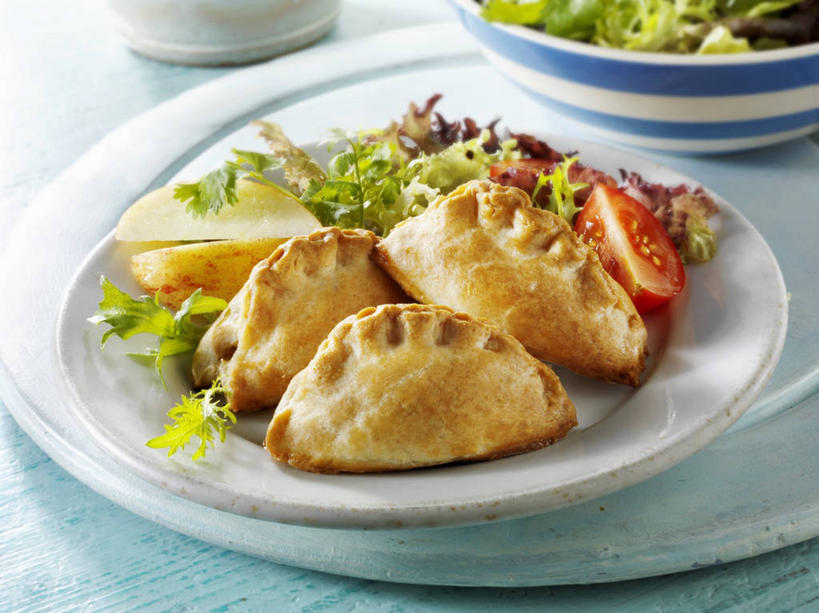 面食,无人,横图,俯视,室内,特写,白天,烹饪,西餐,蔬菜,西红柿,餐具,阴影,蓝色背景,新鲜,反射,碟子,盘,影子,陶瓷,生菜,莴苣,生食,蔬菜沙拉,沙拉,料理,食品,饺子,面点,陶瓷制品,色拉,沙律,小吃,菜肴,美食,食物,盘子,容器,碟,碗,西式,摄影,佳肴,有机食品,绿色食品,影棚,色拉酱,储藏,储存,千岛酱,意大利饺子,春菜,鹅仔菜,莴仔菜,千金菜,叶用莴苣,番茄,彩图,高角度拍摄,影棚拍摄,拍摄,贮存