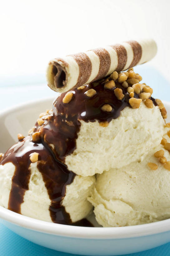 无人,竖图,俯视,室内,特写,白天,白色背景,桌面,桌子,一堆,阴影,堆叠,堆积,反射,木制,影子,陶瓷,食品,糖,糖果,冰激凌,甜点,甜品,陶瓷制品,清凉,食物,三个,蓝色,木制品,容器,碗,甜食,冷饮,巧克力,舒服,冰淇淋,摄影,影棚,储藏,朱古力,堆,解暑,储存,解渴,雪糕,华夫饼,舒爽,窝夫,格子饼,华夫,格仔饼,压花蛋饼,冰糕,消暑,彩图,高角度拍摄,影棚拍摄,拍摄,贮存