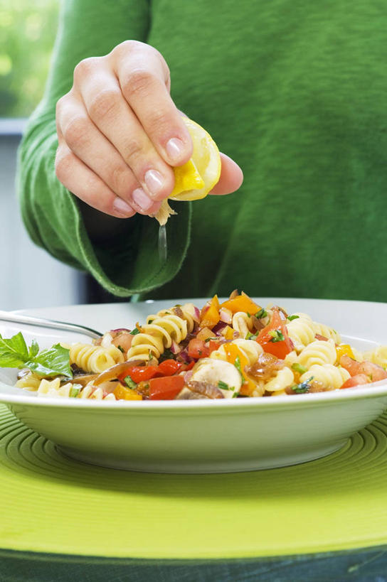 海鲜,西方人,手,一个人,站,竖图,室内,特写,白天,正面,烹饪,西餐,桌面,桌子,柠檬,水果,欧洲,欧洲人,仅一个男性,仅一个人,握,阴影,服装,新鲜,反射,木制,影子,陶瓷,生食,虾,料理,食品,果实,陶瓷制品,拿,拿着,休闲装,水产,菜肴,美食,海洋生物,食物,仅一个年轻男性,衣服,绿色,木制品,容器,碗,站着,休闲,手部,休闲服,西式,握着,服饰,佳肴,有机食品,绿色食品,储藏,单手,储存,水生动物,海产品,水生物,海底动物,斑节对虾,斑节虾,日本对虾,竹节虾,男人,男性,年轻男性,白种人,益母果,柠果,站立,半身,彩图,贮存