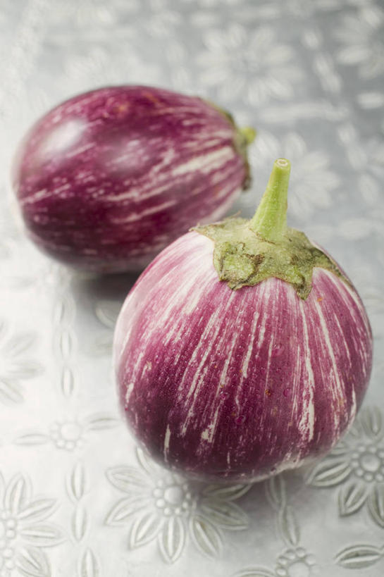 无人,竖图,俯视,室内,特写,白天,桌面,桌子,茄子,蔬菜,阴影,新鲜,反射,木制,影子,食品,食物,两个,紫色,木制品,有机食品,绿色食品,落苏,酪酥,昆仑瓜,矮瓜,彩图,高角度拍摄