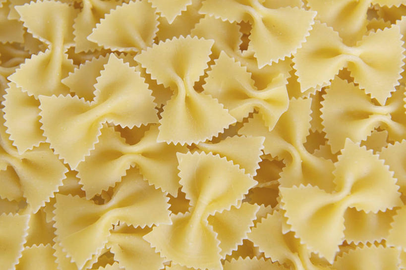 面食,面条,意大利面,无人,横图,俯视,室内,特写,白天,西餐,餐桌,桌子,一堆,阴影,堆叠,堆积,反射,影子,面,料理,食品,食物,黄色,西式,餐台,堆,蝴蝶面,彩图,高角度拍摄