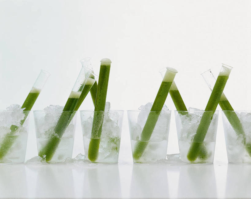 无人,横图,俯视,室内,特写,白天,白色背景,餐桌,桌子,杯子,一排,许多,阴影,整齐,反射,影子,薄荷,银丹草,酒类,很多,玻璃制品,酒,饮料,排列,水杯,摄影,影棚,餐台,队列,斑叶凤梨薄荷,夜息香,胡椒薄荷,玻璃杯,彩图,高角度拍摄,影棚拍摄,拍摄