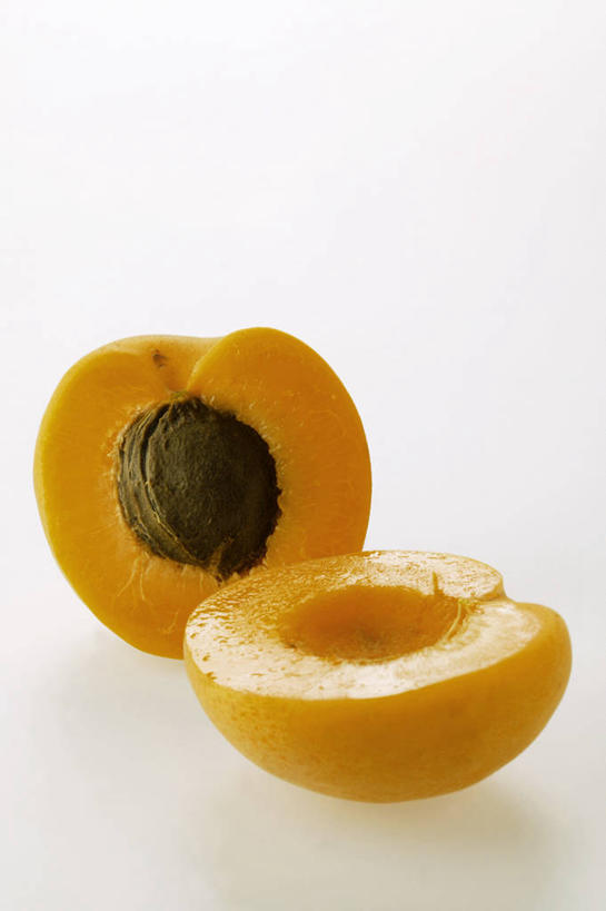 无人,竖图,俯视,室内,特写,白天,白色背景,餐桌,桌子,杏,水果,切开,阴影,新鲜,反射,影子,生食,食品,果实,食物,两个,切,摄影,有机食品,绿色食品,影棚,餐台,剖面,杏果,切面,杏子,彩图,高角度拍摄,影棚拍摄,拍摄