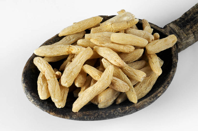 无人,横图,俯视,室内,特写,白天,白色背景,植物,餐桌,桌子,一堆,许多,阴影,堆叠,堆积,反射,木制,影子,草药,药草,中药,木制品,容器,摄影,影棚,餐台,储藏,堆,储存,药材,中草药,中药材,本草,麦冬,麦门冬,书带草,沿阶草,彩图,高角度拍摄,影棚拍摄,拍摄,贮存