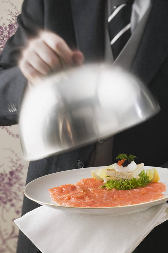 三文鱼,西方人,一个人,服务员,站,捧,竖图,俯视,室内,特写,白天,衬衫,西装,烹饪,西餐,鲑鱼,餐具,欧洲,欧洲人,仅一个男性,仅一个人,握,套装,正装,朦胧,模糊,碟子,盖子,盘,肉,鱼肉,料理,食品,领带,拿,拿着,职业装,菜肴,美食,肉类,食物,仅一个年轻男性,一个,盘子,餐巾,碟,站着,西式,握着,佳肴,单个,大马哈鱼,象征,庄重,身份,肉食,撒蒙鱼,萨门鱼,冰海之皇,鲑,正式,地位,马哈鱼,麻哈鱼,大麻哈鱼,保洁方巾,口布,男人,男性,年轻男性,白种人,服务生,侍者,端,端着,捧着,手捧,站立,半身,彩图,高角度拍摄,衬衣