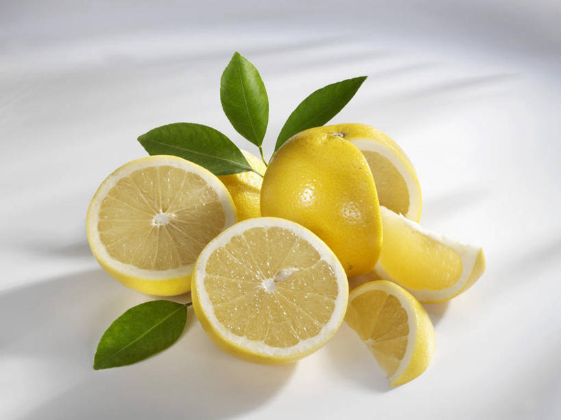 无人,横图,俯视,室内,特写,白天,餐桌,桌子,水果,叶子,许多,切开,阴影,新鲜,反射,影子,生食,食品,果实,绿叶,很多,葡萄柚,食物,黄色,绿色,西柚,切,嫩叶,有机食品,绿色食品,餐台,剖面,切面,朱栾,叶,叶片,彩图,高角度拍摄