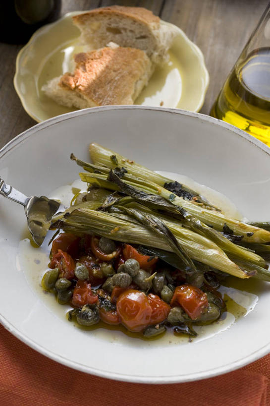 无人,竖图,俯视,室内,特写,白天,植物,餐桌,桌子,蔬菜,西红柿,小番茄,餐具,水果,阴影,新鲜,反射,碟子,盘,影子,陶瓷,调味,香料,佐料,食品,草药,陶瓷制品,中药,食物,两个,盘子,容器,碟,碗,有机食品,绿色食品,餐台,储藏,配料,储存,药材,中草药,马槟榔,中药材,本草,马金囊,水槟榔,紫槟榔,马金南,山槟榔,太极子,屈头鸡,作料,小西红柿,樱桃小番茄,珍珠小番茄,樱桃番茄,圣女果,番茄,彩图,高角度拍摄,贮存