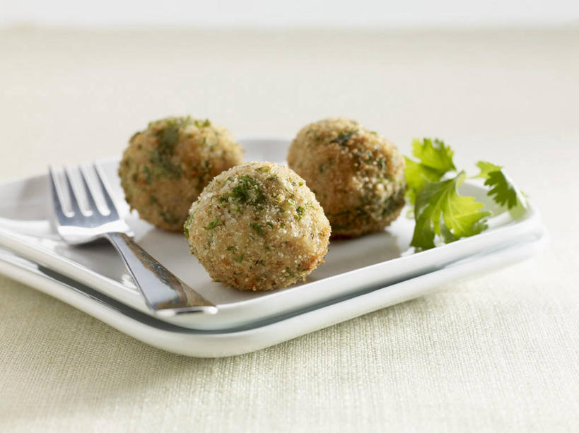 无人,横图,俯视,室内,特写,白天,白色背景,烹饪,西餐,桌面,桌子,芹菜,蔬菜,餐具,阴影,朦胧,模糊,新鲜,反射,木制,叉子,碟子,盘,影子,肉,料理,食品,菜肴,美食,肉类,肉丸,食物,三个,盘子,木制品,碟,西式,摄影,佳肴,有机食品,绿色食品,荷兰芹,欧芹,香芹,影棚,肉圆,肉食,餐叉,法香,巴西利,洋香菜,洋芫荽,法国香菜,旱芹菜,番荽,进餐用具,彩图,高角度拍摄,影棚拍摄,拍摄