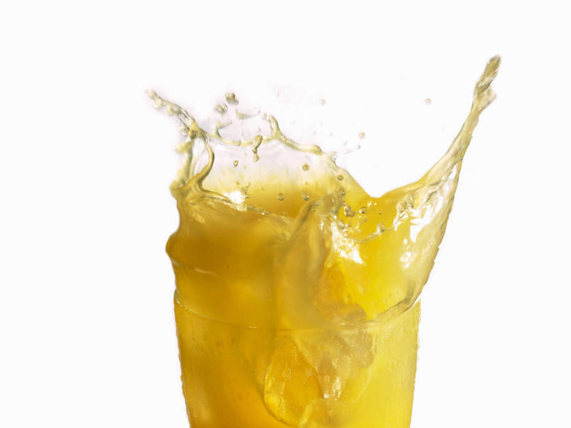 果汁,无人,横图,室内,特写,白天,白色背景,正面,水,柑橘,杯子,阴影,飞溅,溅,反射,液体,影子,水滴,橙汁,饮品,一杯,玻璃制品,水珠,饮料,水杯,摄影,影棚,可口,喷洒,适口,玻璃杯,橘子,桔子,橙子,橙,彩图,影棚拍摄,拍摄