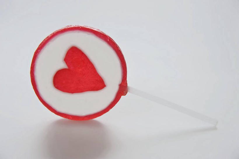 无人,横图,俯视,室内,特写,白天,爱情,阴影,灰色背景,爱心,反射,棒棒糖,影子,食品,糖,糖果,甜点,甜品,浪漫,食物,一个,红色,甜食,温暖,温馨,心形,恩爱,摄影,影棚,单个,和睦,波板糖,心型,彩图,高角度拍摄,影棚拍摄,拍摄,融洽