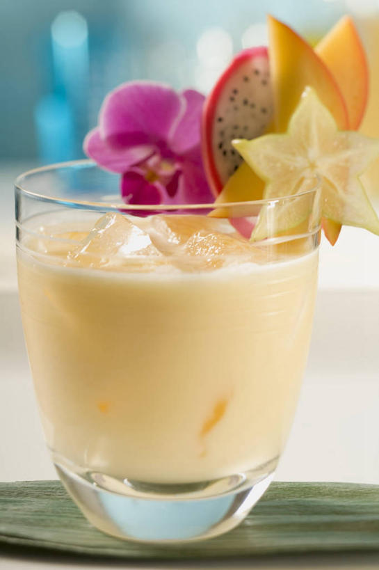 果汁,无人,竖图,俯视,室内,特写,白天,桌面,桌子,芒果,杯子,水果,阴影,朦胧,模糊,新鲜,盛开,反射,木制,影子,冰,生食,冰块,食品,果实,饮品,花蕾,冷冻,芒果汁,玻璃制品,花,花瓣,花朵,鲜花,食物,饮料,一个,木制品,水杯,花苞,花蕊,杨桃,寒冷,有机食品,绿色食品,冷藏,单个,五敛子,冰冷,高雅,三廉子,阳桃,洋桃,可口,保鲜,淡泊,花中君子,适口,兰花,玻璃杯,望果,蜜望,檬果,闷果,漭果,杧果,庵波罗果,彩图,高角度拍摄