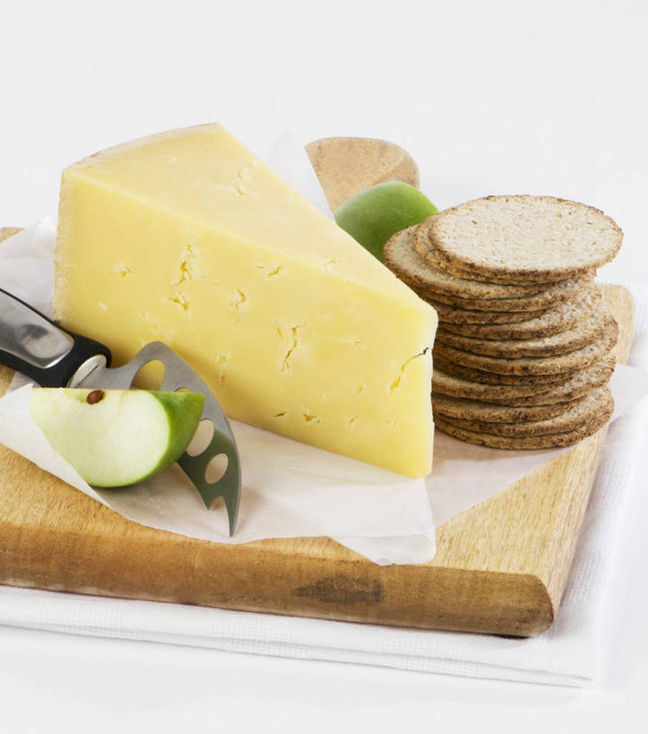 点心,奶酪,无人,竖图,俯视,室内,特写,白天,白色背景,餐桌,桌子,苹果,水果,一把,一块,一排,切开,阴影,新鲜,整齐,反射,木制,工具,影子,生食,干酪,起司,食品,果实,案板,刀具,芝士,营养,砧板,食物,排列,黄色,木制品,刀,饼干,零食,切,乳酪,摄影,有机食品,绿色食品,影棚,餐台,堆,乳制品,队列,发酵,剖面,切面,奶酪刀,芝士刀,彩图,高角度拍摄,影棚拍摄,拍摄