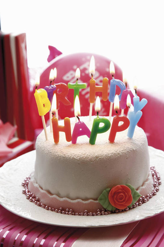 点心,无人,竖图,俯视,室内,特写,白天,白色背景,蜡烛,阴影,光线,英文,标志,火焰,文字,影子,烛光,字符,字母,食品,燃烧,文化,标识,食物,糕点,生日蛋糕,点燃,祈祷,许愿,摄影,影棚,纪念,英文字母,祈求,平安,彩图,高角度拍摄,影棚拍摄,拍摄,蛋糕