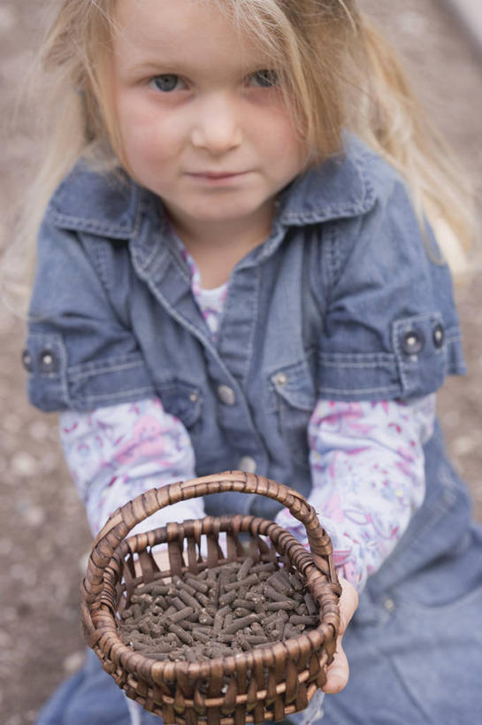 西方人,儿童,一个人,坐,捧,交叉,竖图,俯视,室外,白天,纯洁,农业,竹子,欧洲,欧洲人,仅一个女性,仅一个人,阴影,竹制,服装,编织,反射,肥料,篮子,影子,注视,休闲装,一个,小孩,衣服,竹篮,观察,看,仅一个小孩,休闲,休闲服,可爱,童年,童趣,服饰,单个,观看,竹条,交织,察看,竹制品,关注,童真,烂漫,无邪,穿插,营养元素,天真,女孩,女人,女性,白种人,孩子,端,端着,捧着,手捧,坐着,半身,彩图,高角度拍摄,女生