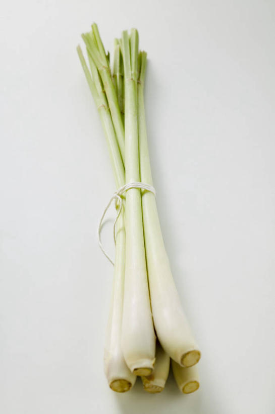 无人,竖图,俯视,室内,特写,白天,白色背景,桌面,桌子,阴影,反射,木制,影子,调味,香料,佐料,香茅,柠檬草,木制品,绳子,摄影,影棚,绳索,作料,彩图,高角度拍摄,影棚拍摄,拍摄