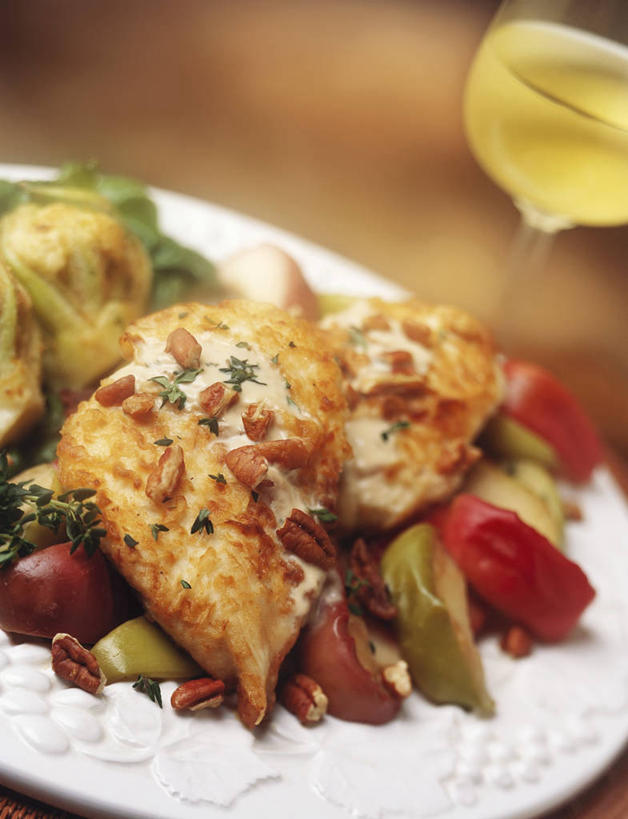 无人,竖图,俯视,室内,特写,白天,餐桌,桌子,苹果,餐具,水果,阴影,朦胧,模糊,新鲜,反射,碟子,盘,影子,鸡肉,肉,生食,食品,坚果,果实,肉类,食物,一个,盘子,碟,干果,有机食品,绿色食品,单个,餐台,肉食,彩图,高角度拍摄