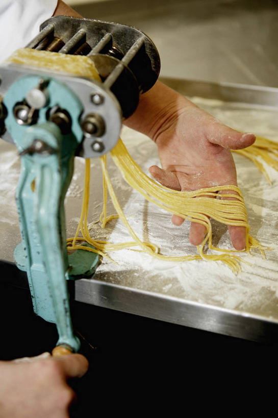 面食,面条,意大利面,西方人,手,一个人,竖图,俯视,室内,特写,白天,西餐,餐桌,桌子,欧洲,欧洲人,双手,仅一个男性,仅一个人,仅一个中年男性,切开,握,阴影,朦胧,模糊,反射,电器,粉末,工具,影子,面,面粉,料理,食品,拿,粮食,拿着,设备,食物,切,手部,粉,西式,握着,餐台,农产品,家电,家用电器,原材料,粉状,面条机,男人,男性,中年男性,白种人,半身,彩图,高角度拍摄