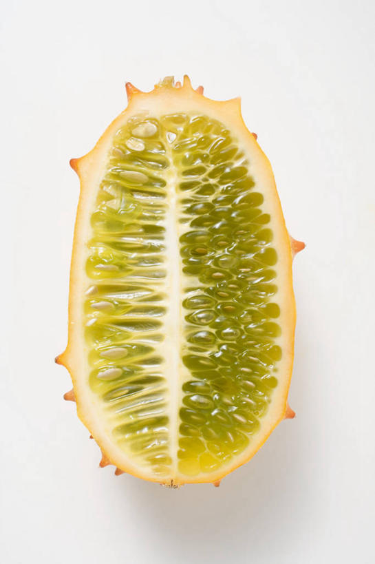 无人,竖图,俯视,室内,特写,白天,白色背景,餐桌,桌子,水果,切开,阴影,新鲜,反射,影子,生食,食品,果实,刺角瓜,非洲角瓜,半个,食物,黄色,绿色,切,一半,摄影,有机食品,绿色食品,影棚,餐台,剖面,切面,非洲黄瓜,非洲角黄瓜,彩图,高角度拍摄,影棚拍摄,拍摄