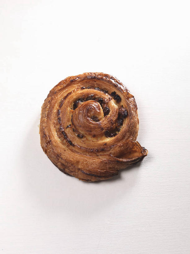 点心,面包,无人,竖图,俯视,室内,特写,白天,白色背景,餐桌,桌子,阴影,反射,影子,食品,面点,食物,糕点,一个,摄影,影棚,单个,餐台,彩图,高角度拍摄,影棚拍摄,拍摄,松软,酥软,丹麦面包,起酥起层面包