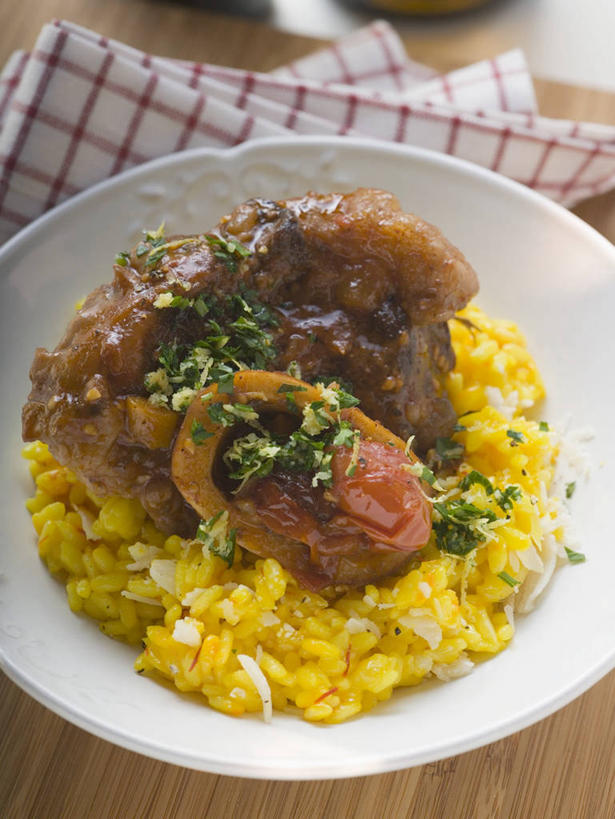 米饭,无人,竖图,俯视,室内,特写,白天,烹饪,西餐,快乐,餐桌,桌子,一块,阴影,朦胧,模糊,反射,木制,影子,调料,肉,牛肉,料理,食品,案板,饭,调味品,调味料,菜肴,美食,肉类,藏红花,砧板,食物,木制品,西式,佳肴,餐台,保护,番红花,五谷,肉食,意大利调味饭,西红花,意大利炖饭,彩图,高角度拍摄