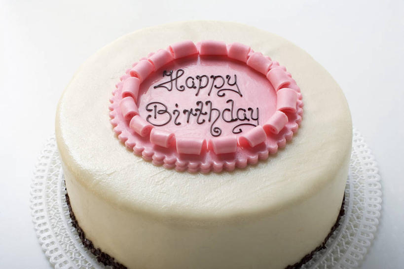 点心,无人,横图,俯视,室内,特写,白天,白色背景,餐桌,桌子,阴影,反射,英文,标志,文字,影子,字符,字母,食品,文化,标识,食物,糕点,一个,生日蛋糕,祈祷,许愿,摄影,影棚,单个,餐台,纪念,英文字母,祈求,平安,彩图,高角度拍摄,影棚拍摄,拍摄,蛋糕