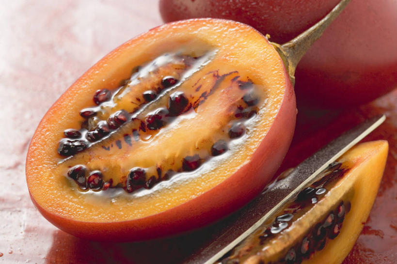 无人,横图,俯视,室内,特写,白天,餐桌,桌子,水果,切开,阴影,朦胧,模糊,新鲜,反射,影子,生食,食品,果实,食物,两个,红色,切,橙色,有机食品,绿色食品,餐台,树番茄,剖面,切面,番茄,彩图,高角度拍摄,树茄果