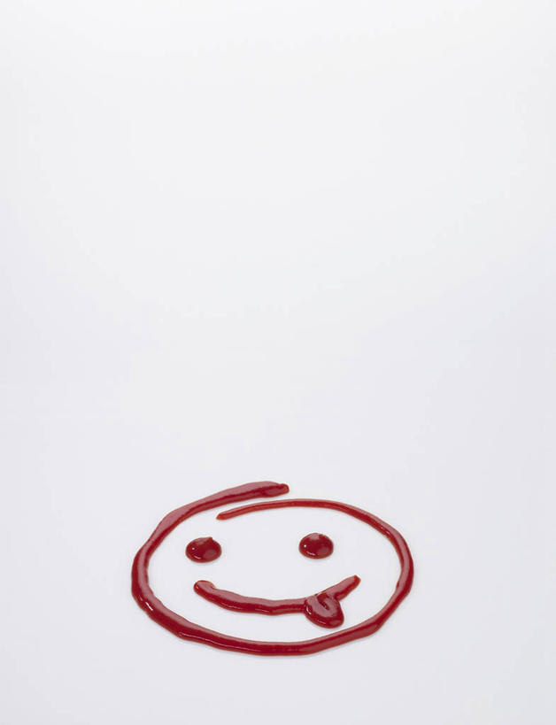 脸,头,脸颊,无人,竖图,俯视,室内,特写,白天,白色背景,阴影,反射,影子,调料,酱料,酱汁,茄汁,佐料,调味品,调味料,番茄酱,酱,红色,笑容,摄影,影棚,笑脸,笑貌,头部,脸部,脸蛋,面部,彩图,高角度拍摄,影棚拍摄,拍摄