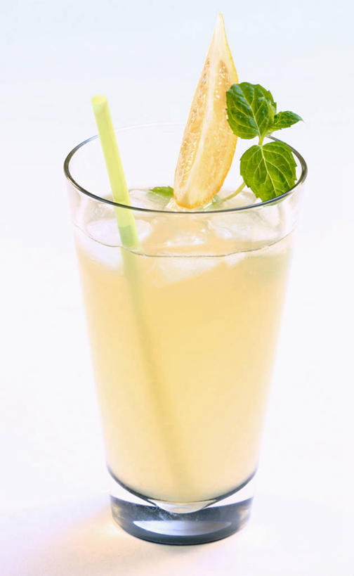 无人,竖图,俯视,室内,特写,白天,白色背景,植物,桌面,桌子,杯子,叶子,阴影,反射,木制,纹理,影子,绿叶,开胃酒,玻璃制品,一个,绿色,木制品,水杯,嫩叶,摄影,影棚,单个,肌理,餐前酒,叶,叶片,叶脉,玻璃杯,彩图,高角度拍摄,影棚拍摄,拍摄